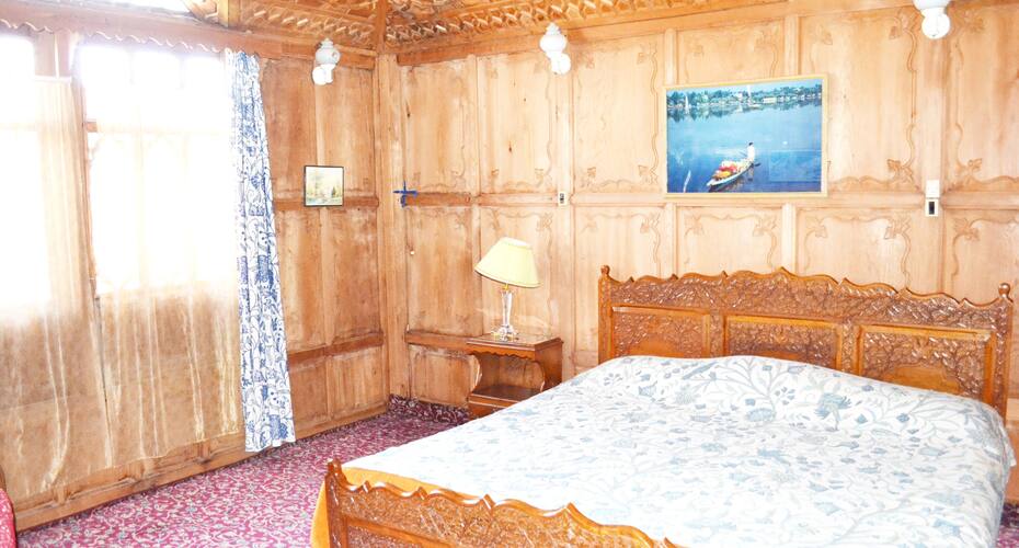 Shangloo Palace Houseboat, Srinagar 4